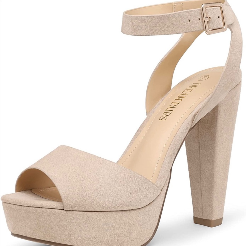 Brand new - never work platform heels. Size 7.5 - beautiful nude color. 🤎🤍